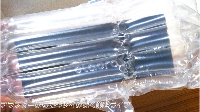 claura（クロラ）のメガネが空気たっぷりのエア緩衝材に包まれてる